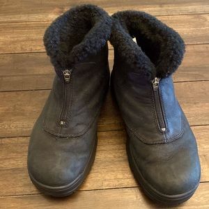 RARE Vintage UGG Genuine Leather, Genuine Sheepskin, Solid Rubber Outsole - Sz 8